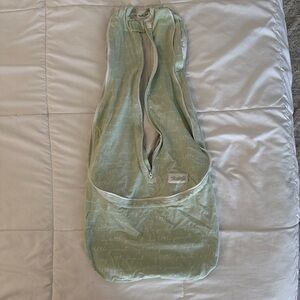 Woombie Grow with Me Swaddle 0-18 months